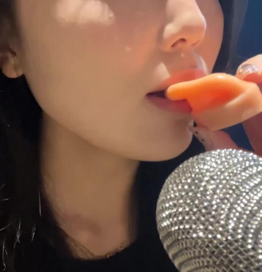 琉璃瓦爱发电ASMR福利 舔耳亲吻